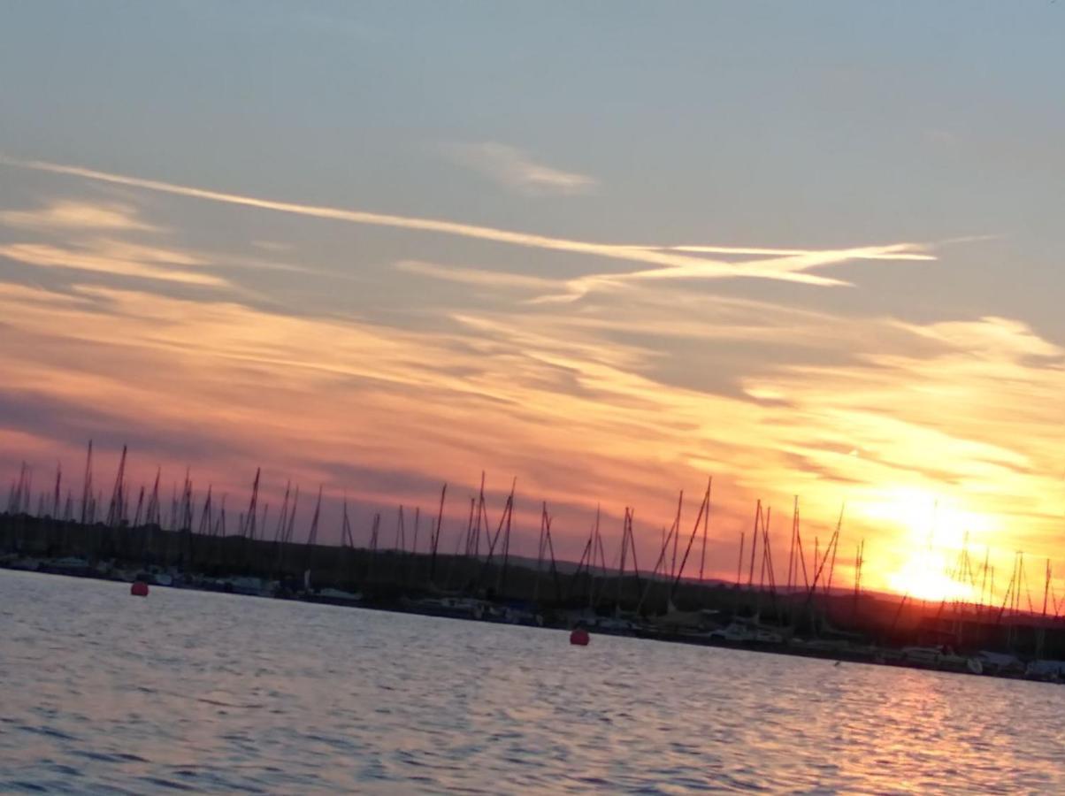 Pfahlbau Sunset II Toplage Inklusive Elektroboot رست المظهر الخارجي الصورة